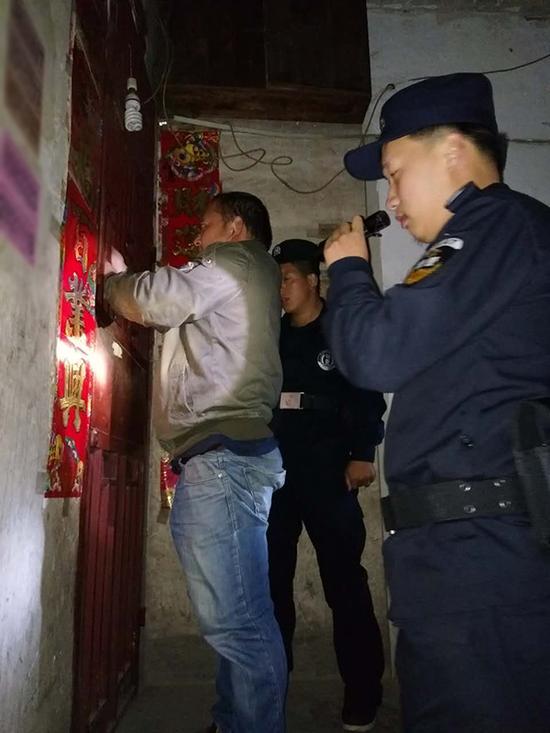 佛山粗心妈妈误将幼女锁家中 